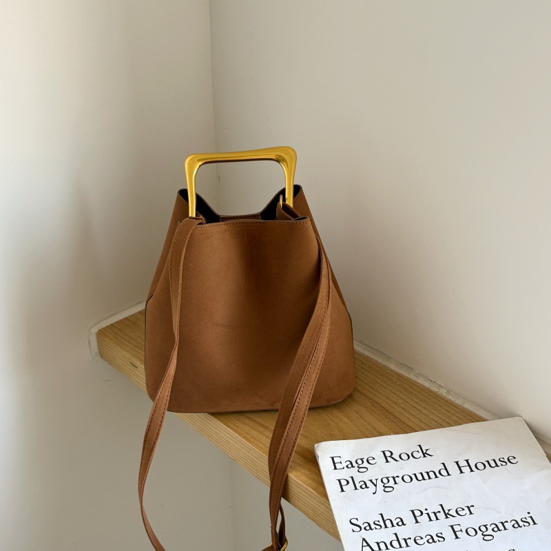 Interior Design Elegant - 高級スエードバケットバッグ女性用ゴールドメタルハンドルデザイナーハンドバッグヴィンテージクロスボディトートバッグ取り外し可能なストラップポーチ付きエレガント