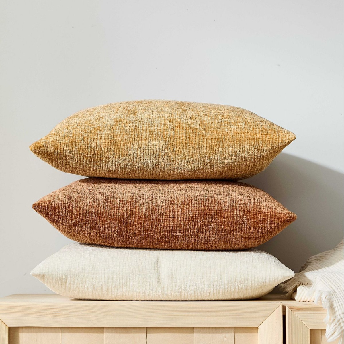テクスチャードプリーツシェニールスローピローカバー ナチュラ - Textured Throw Natural のレビューと価格